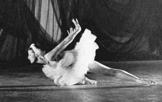 Maya Plisetskaya in a virtuosic dramatic pose on stage