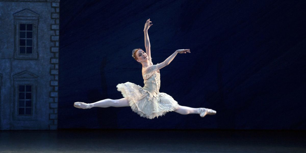 Close-up of Gillian Murphy's feet en pointe, emphasizing precise alignment and secure balance on the tips of her toes